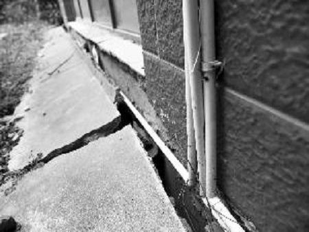 平房地基下沉導(dǎo)致墻體裂口怎么辦？