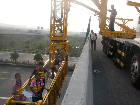 在遵循橋梁加固質(zhì)量驗收規(guī)范前，做好橋梁加固施工工作。
