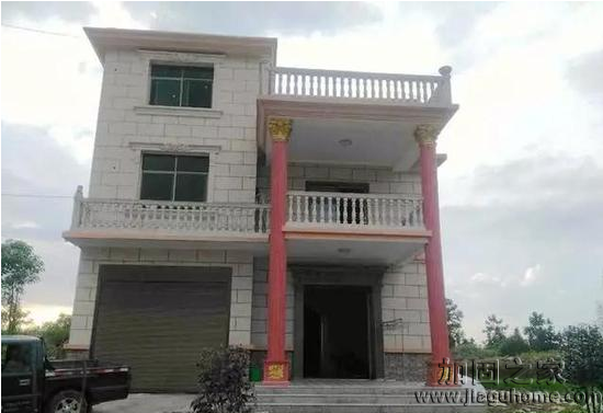 江西包工頭花50萬(wàn)自建農(nóng)村土樓，外觀丑爆但房屋地基穩(wěn)固。