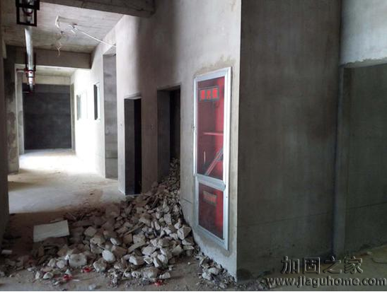 鳳凰新城小區(qū)某公辦性質(zhì)的幼兒園建成已四年，目前還未投入使用，外觀美麗里面卻沒有任何裝修