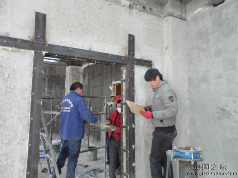 對在承重墻上開門洞的墻體進行包鋼加固