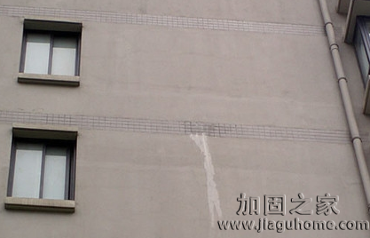 學(xué)校大樓外墻出現(xiàn)滲水情況該如何處理？