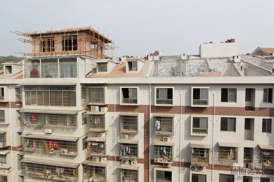 住戶屋頂防水補(bǔ)漏闖三關(guān)，原因竟是小區(qū)違章搭建堵通道