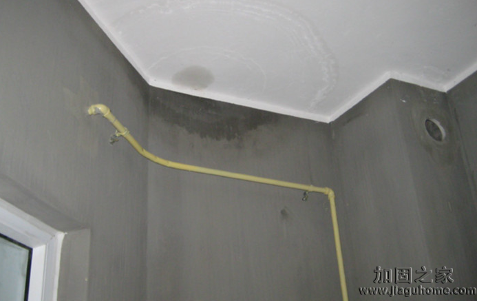 臺(tái)風(fēng)二連擊！出租屋漏水事故急需加固公司搶救！