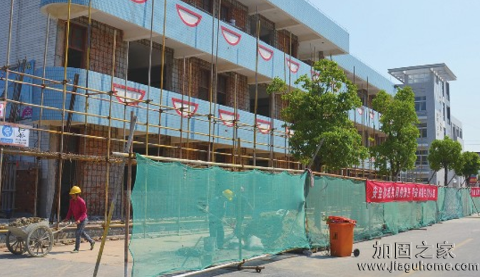 8月，全國多所中小學(xué)校園改造加固工程正火熱進行