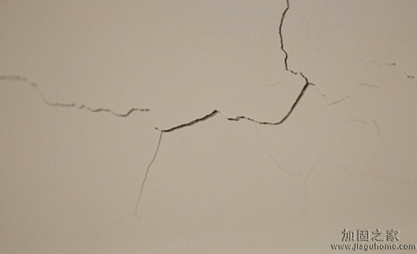 房屋出現(xiàn)大量裂縫需專(zhuān)業(yè)加固公司做施工處理