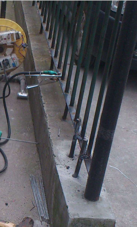 司機(jī)打盹撞上隔離帶，護(hù)欄被小車插穿還能加固嗎？