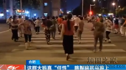 廣場舞大媽又占馬路，急需改造新舊建筑作為新“舞臺(tái)”