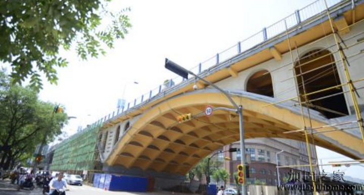 濟(jì)南一人行天橋加固翻新成歐式風(fēng)格，特別引人注目