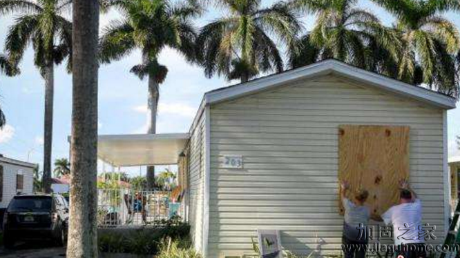 超級颶風(fēng)“艾爾瑪”逼近美國，民眾緊急進(jìn)行房屋加固