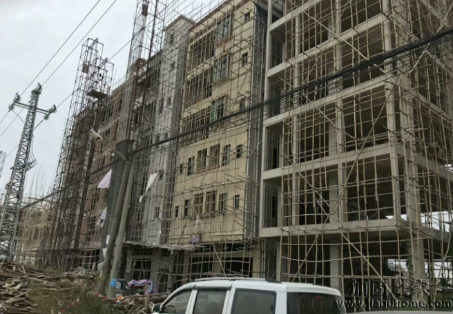 新建樓房地基不牢導(dǎo)致傾斜，急需基礎(chǔ)加固和扶正糾偏