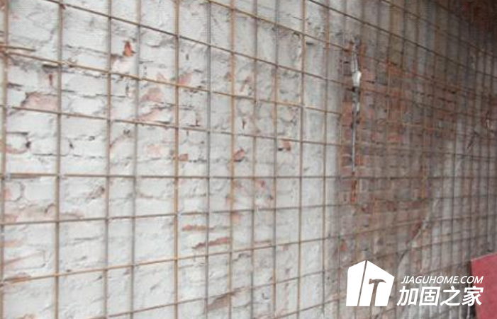 板墻加固，加固中的戰(zhàn)斗機(jī)