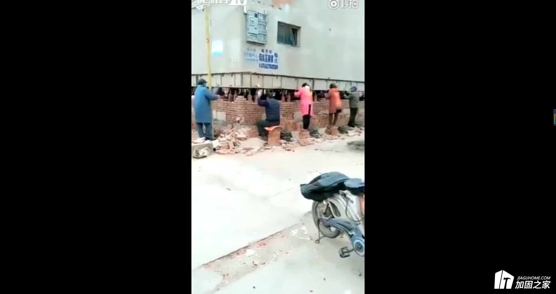 地基加固，樓房頂升，竟然有上百人一起壓千斤頂。