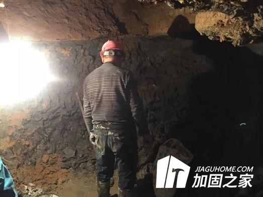 某小區(qū)業(yè)主私挖3米深地下室？房屋結(jié)構(gòu)能行嗎！