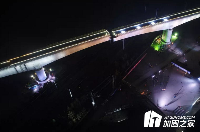 商合杭高鐵萬噸級(jí)連續(xù)梁空中轉(zhuǎn)體順利完成