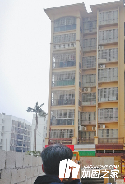 廣西某小區(qū)住宅房屋開(kāi)裂，業(yè)主連夜撤離！