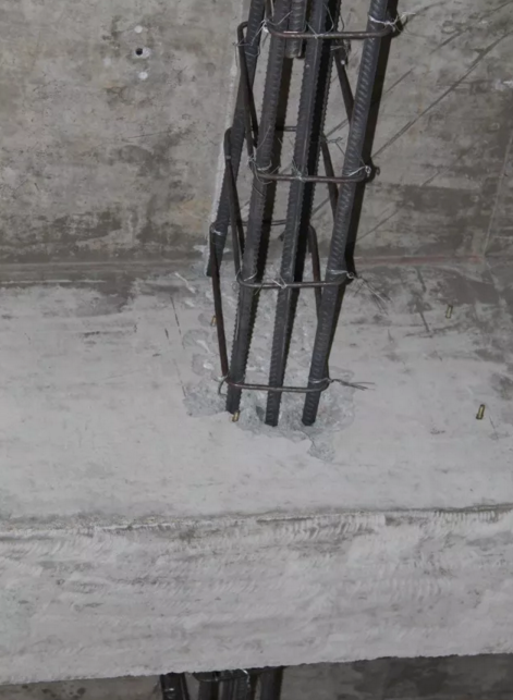 縱筋穿過主梁。由于不能滿足支座兩邊植筋錨固深度，故將縱筋穿過主梁，并在支座外搭接。