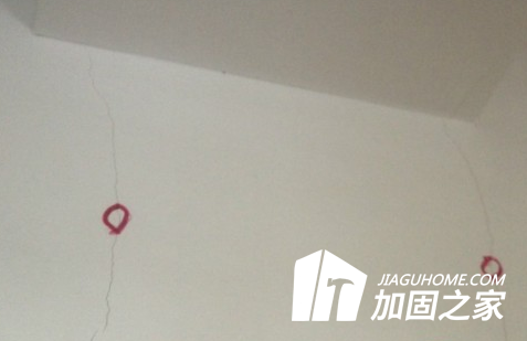 老房子的大梁有裂縫應(yīng)該怎么加固才好？