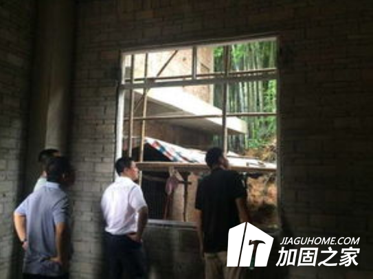 臺(tái)風(fēng)來(lái)臨前夕，房屋需要做好哪些加固補(bǔ)強(qiáng)的準(zhǔn)備?