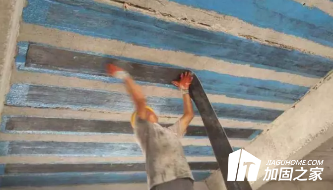 房屋出現(xiàn)裂縫時(shí)，如何對(duì)裂縫進(jìn)行怎樣的檢測(cè)？