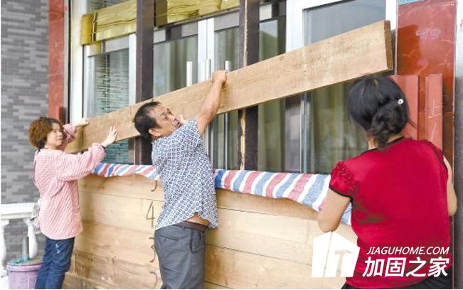 房屋因?yàn)槭裁丛蛐枰龆ㄆ跈z查房屋鑒定，還是因?yàn)榉课堇匣? width=