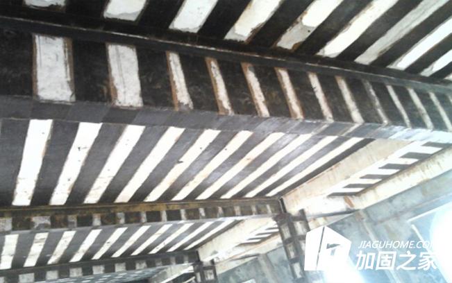 房梁加固時，為何優(yōu)先使用碳纖維板加固?