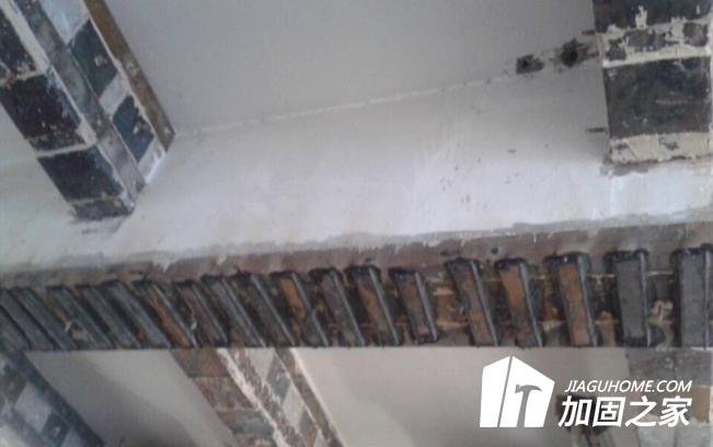 在粘鋼加固施工中，結(jié)構(gòu)膠的使用方法