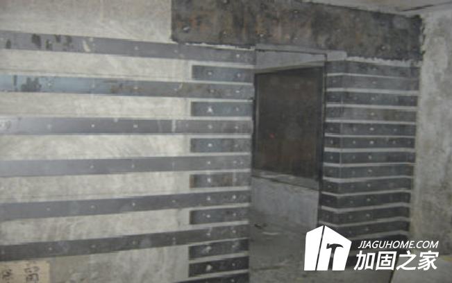 在粘鋼加固施工中，結(jié)構(gòu)膠的使用方法