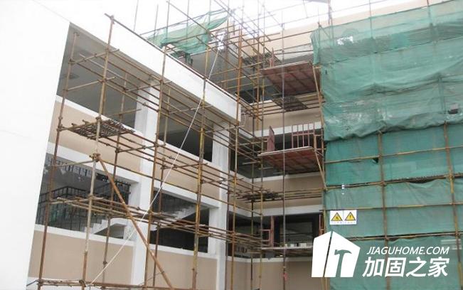 校舍抗震加固施工時(shí)，需要注意哪些事項(xiàng)?