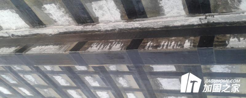 根據(jù)設(shè)計(jì)確定粘貼碳纖維的范圍進(jìn)行基底處理