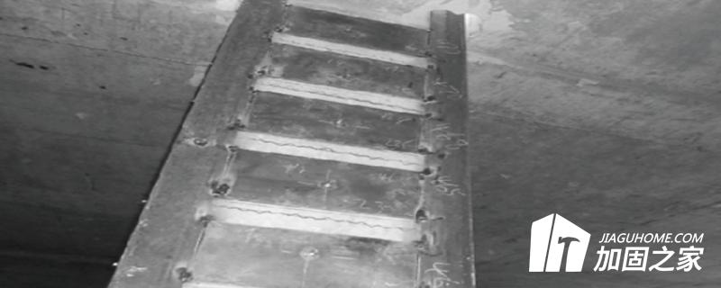  外粘型鋼加固中，綴板的作用是什么?