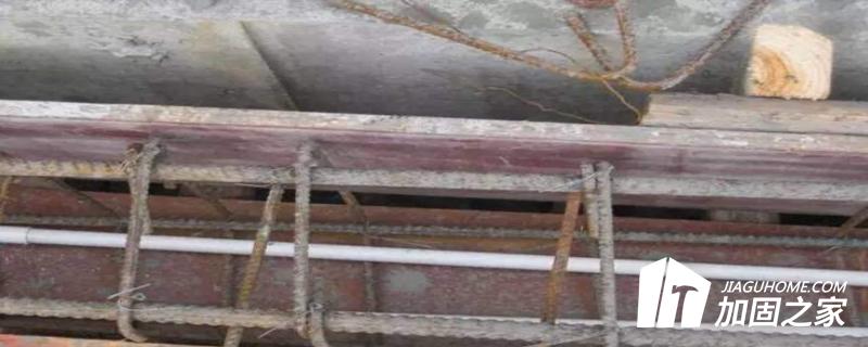 為什么鋼骨架在與綴板焊接前，需先用卡具勒緊?