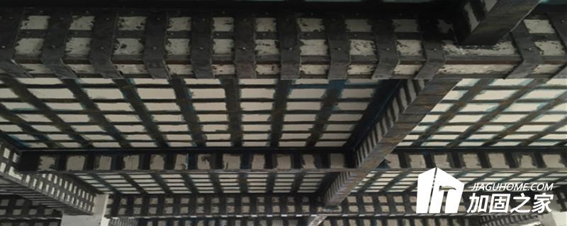 粘貼鋼板法加固受彎構(gòu)件板，除應(yīng)符合正截面承載力的基本假定外，尚應(yīng)符合下列規(guī)定