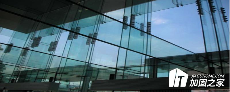 幕墻節(jié)能工程使用的材料構(gòu)件等進(jìn)場(chǎng)時(shí)，應(yīng)對(duì)其下列性能進(jìn)行復(fù)驗(yàn)