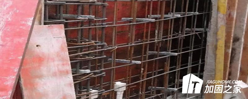 當(dāng)混凝土結(jié)構(gòu)構(gòu)件出現(xiàn)下列情況的非受力裂縫時(shí)，也應(yīng)視為不適于繼續(xù)承載的裂縫，并應(yīng)根據(jù)實(shí)際嚴(yán)重程度定位cu級(jí)或du級(jí)