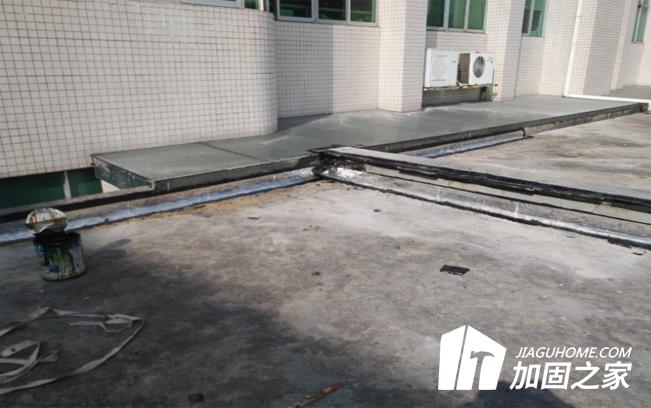 剛性防水屋面開裂的原因有哪些？