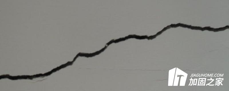 墻體出現(xiàn)裂縫的原因有很多，但主要原因只有兩個