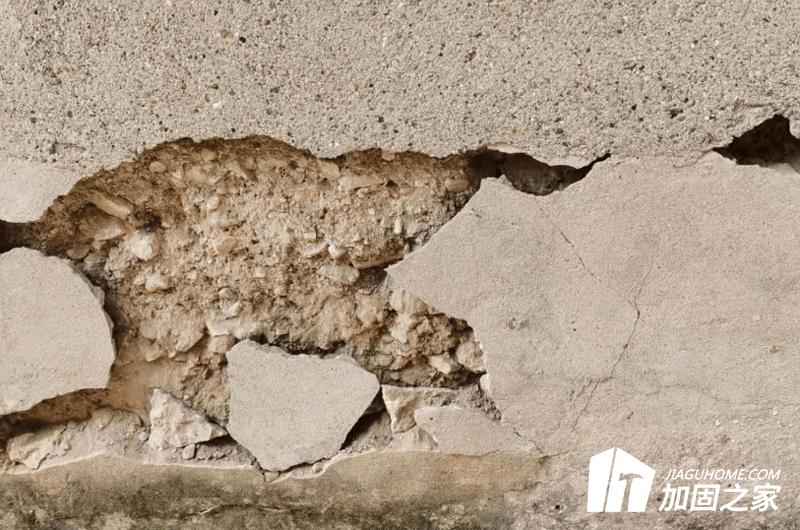 房屋危險性鑒定，應根據(jù)房屋的危險程度按下列等級劃分