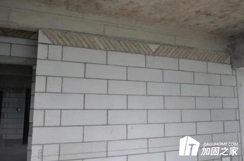 面對(duì)砌體結(jié)構(gòu)時(shí)，應(yīng)采取的加固方法