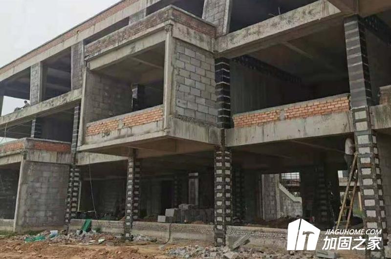 采用粘鋼加固，做好加固工程