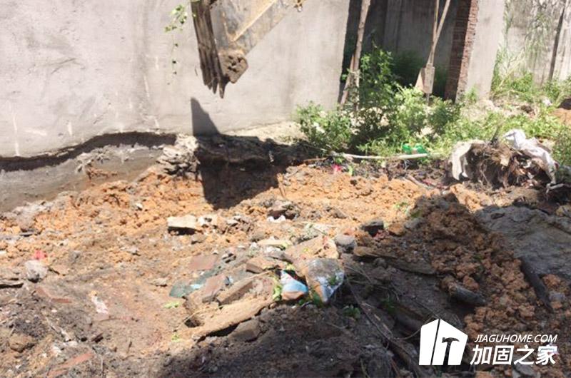 導(dǎo)致房屋地基出現(xiàn)不均勻沉降的原因有哪些？