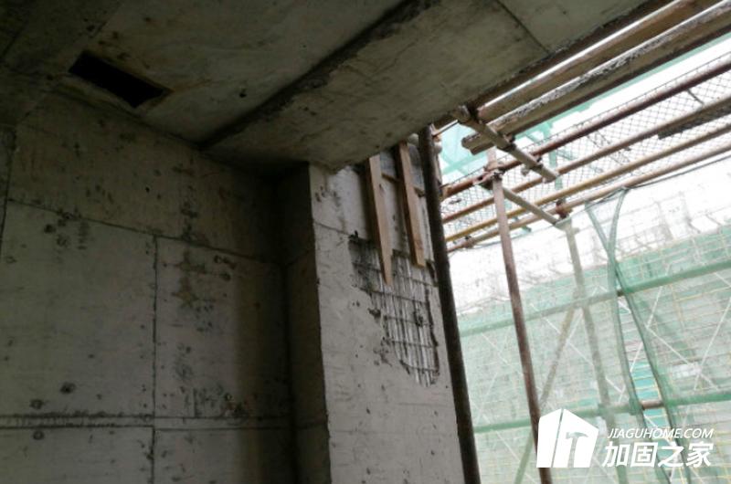 對現(xiàn)場進行詳細的勘探，確定剪力墻的受力情況