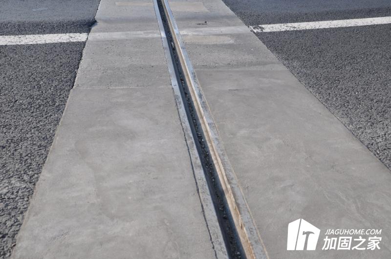 高強(qiáng)道路修補(bǔ)砂漿的特點(diǎn)