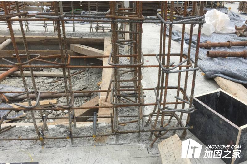 鋼筋混凝土柱加固房屋時(shí)，應(yīng)符合下列要求