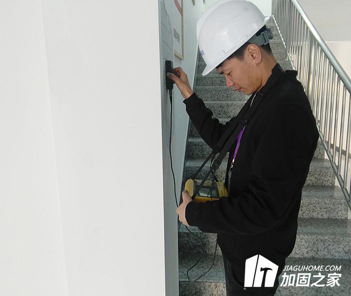 施工可能影響房屋安全，應及時進行檢測鑒定