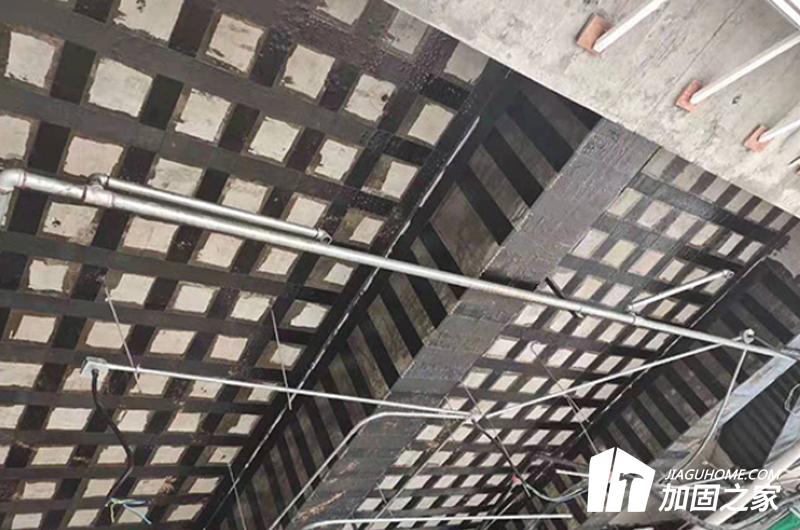 當(dāng)房屋加固抗震承載力不滿足時，應(yīng)采用適當(dāng)?shù)慕ㄖ庸谭椒? width=