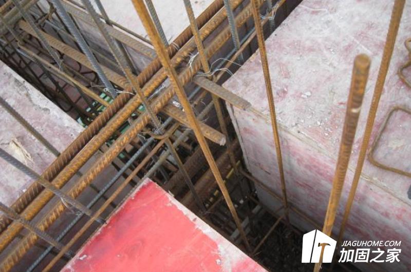 基礎中鋼筋過于密集，鉆孔困難，如何解決?