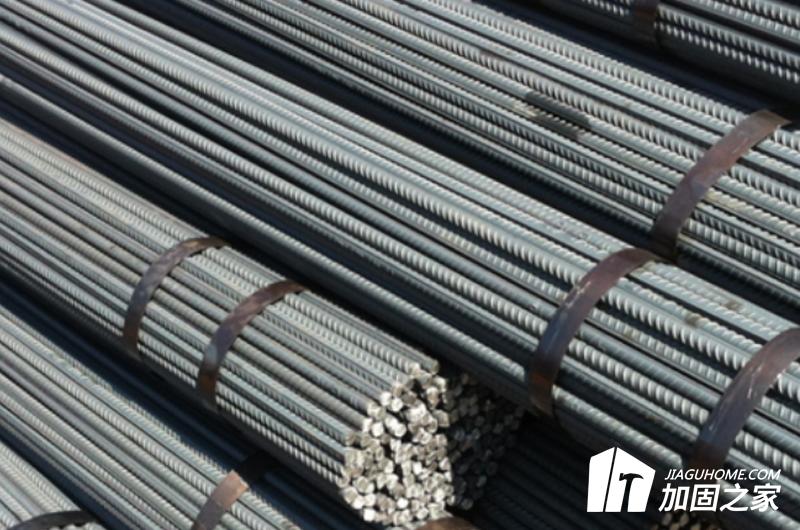 采用熱軋帶肋鋼筋，不得使用光圓鋼筋的原因