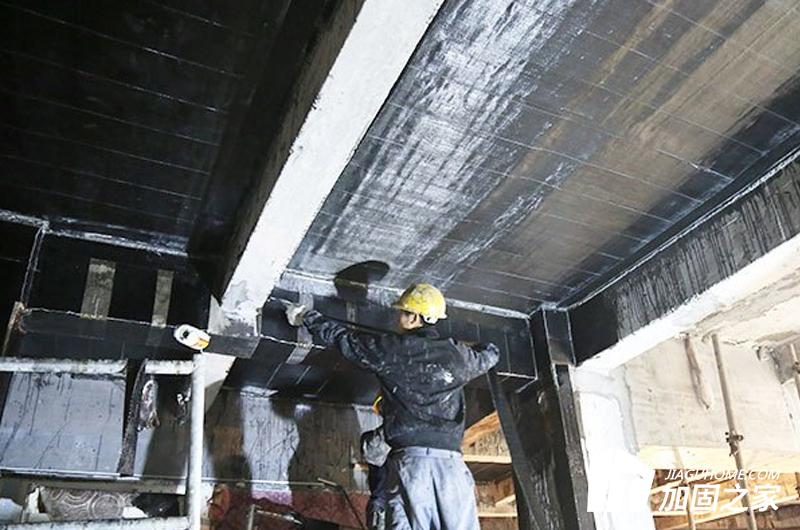 進行粘貼碳纖維布時，也有很地方是需要注意的