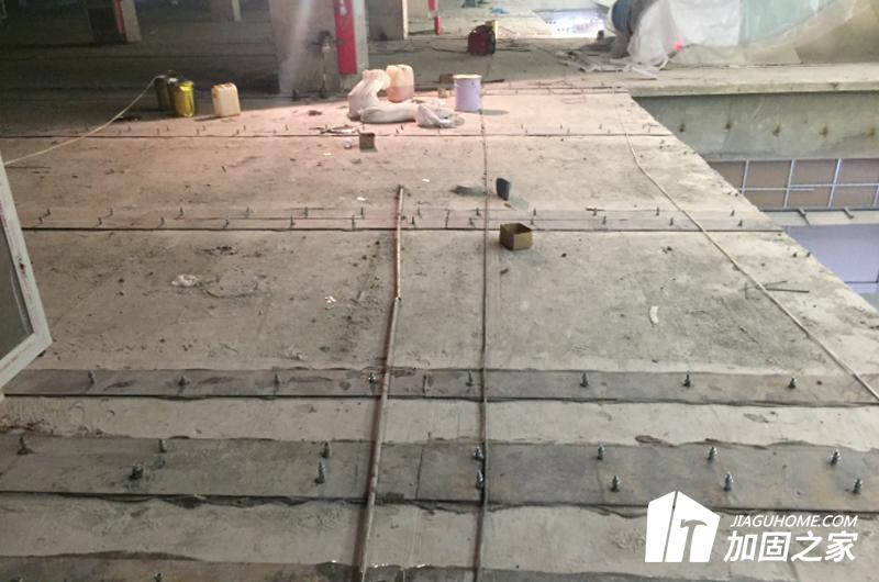 加固工程使用的粘鋼膠，應(yīng)按工程用量一次進場到位